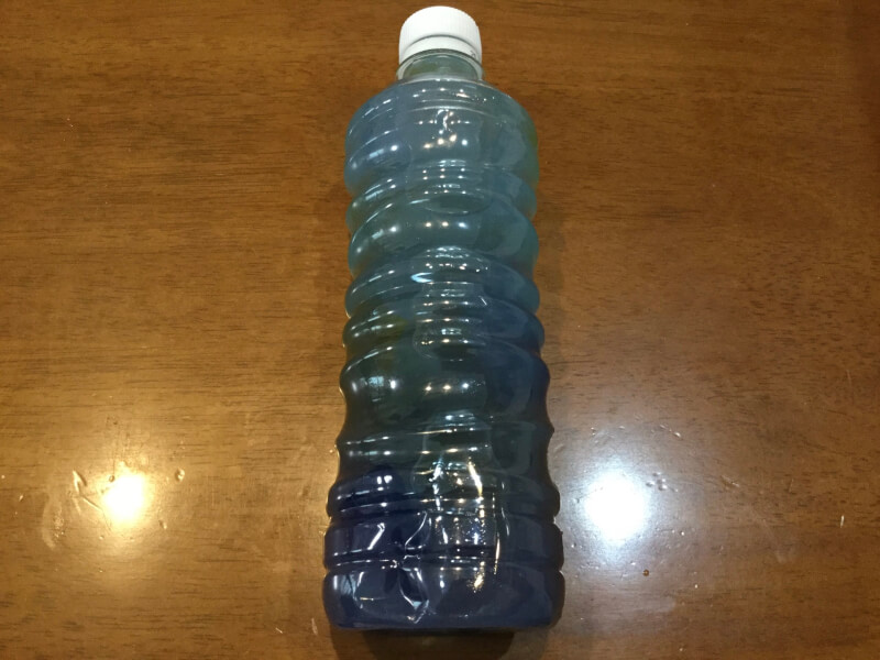 夏の製作でペットボトル水族館に色水とセロハンを入れている写真