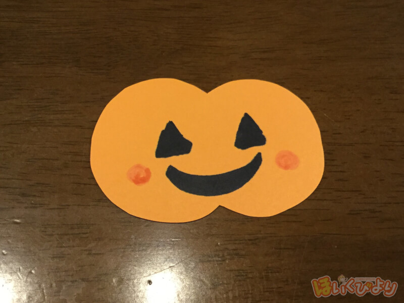 ハロウィンの製作で画用紙でかぼちゃを作った写真