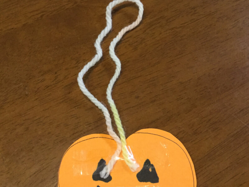 ハロウィンの製作でかぼちゃに毛糸をつけた写真