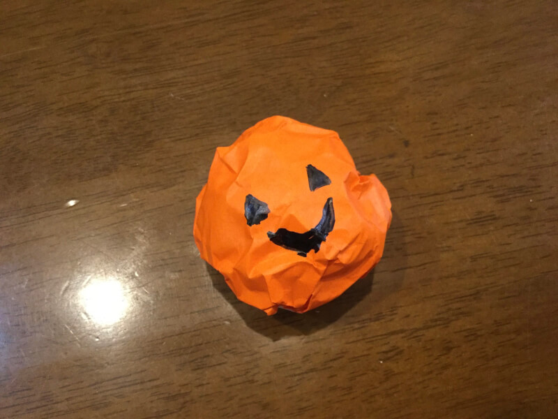 ハロウィンの製作で丸めた紙にかぼちゃの顔を描いた写真