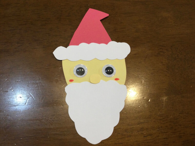 クリスマスの製作でサンタさんの顔を作っている写真