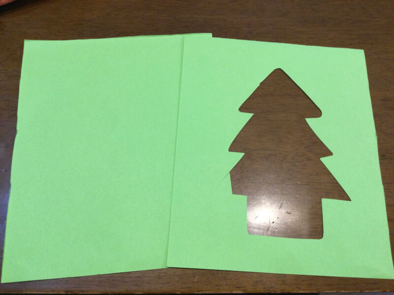 クリスマスの製作で画用紙を用意している写真