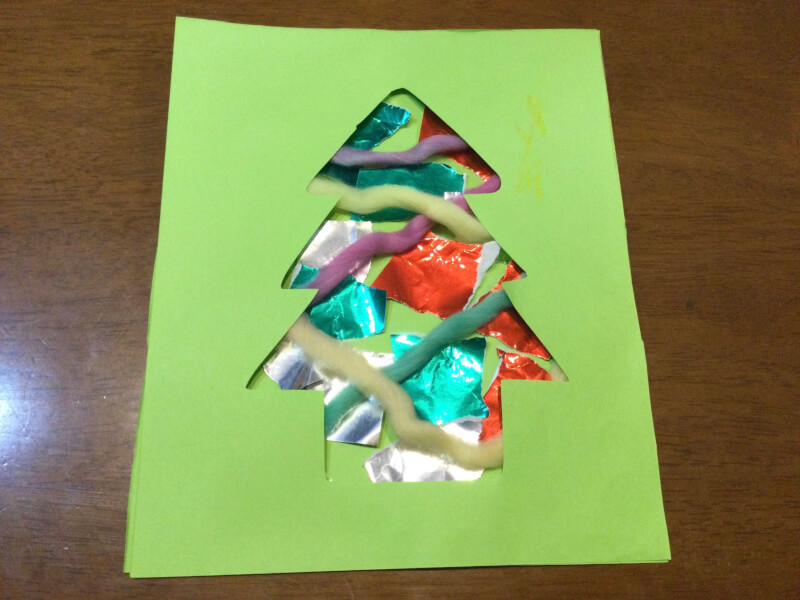 クリスマスの製作で画用紙を上から乗せて貼り付けている写真