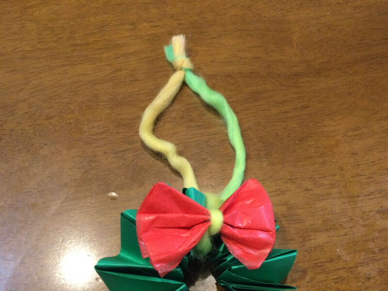 クリスマスの製作で飾る用の紐を結んでいる写真