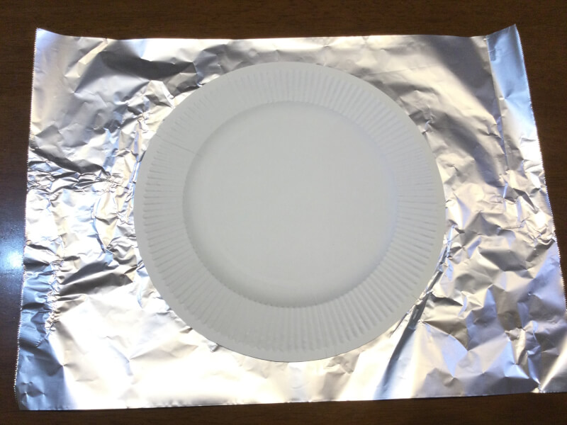 節分の製作でアルミホイルの上に紙皿を置いている写真