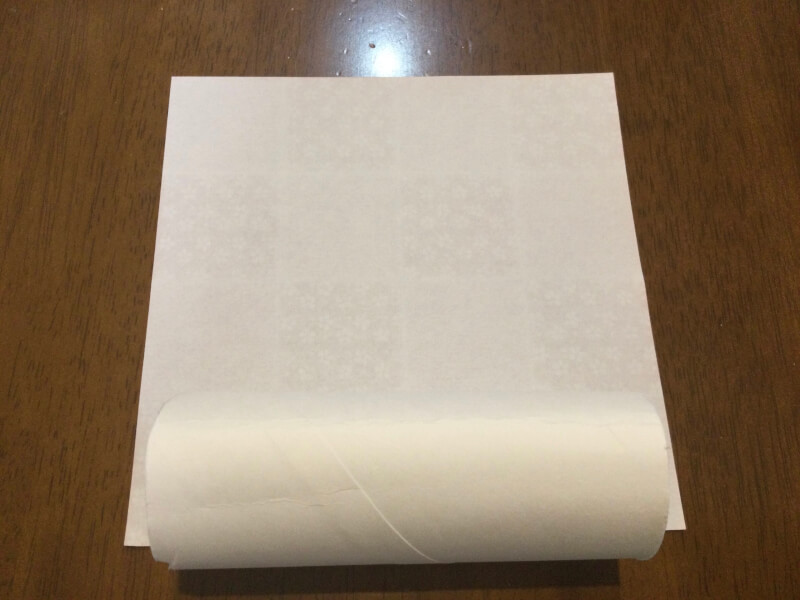 卒園のプレゼントの製作で折り紙の上にトイレットペーパーの芯を置いている写真
