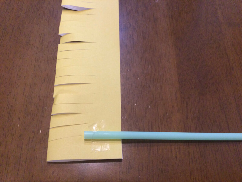 卒園のプレゼントの製作で折り紙にストローを貼り付けている写真