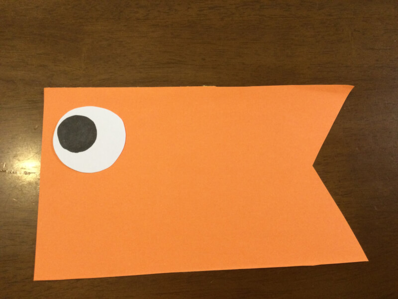 子どもの日の製作でこいのぼりの型紙を作っている写真