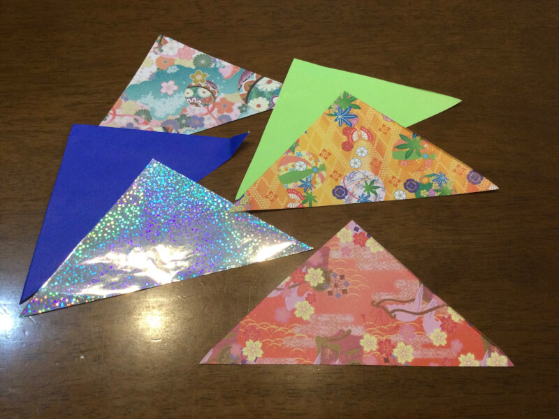 七夕の製作で折り紙を用意している写真