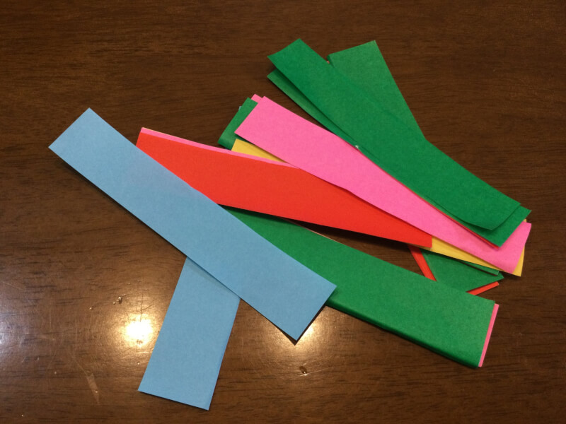 七夕の製作で細長い折り紙を用意している写真