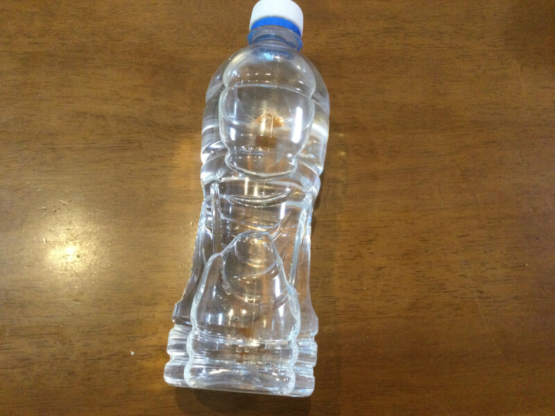 水遊び製作でペットボトルに水を入れている写真