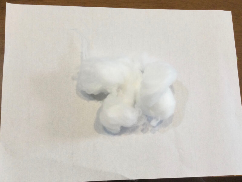 夏祭り製作で和紙の上に綿を置いている写真