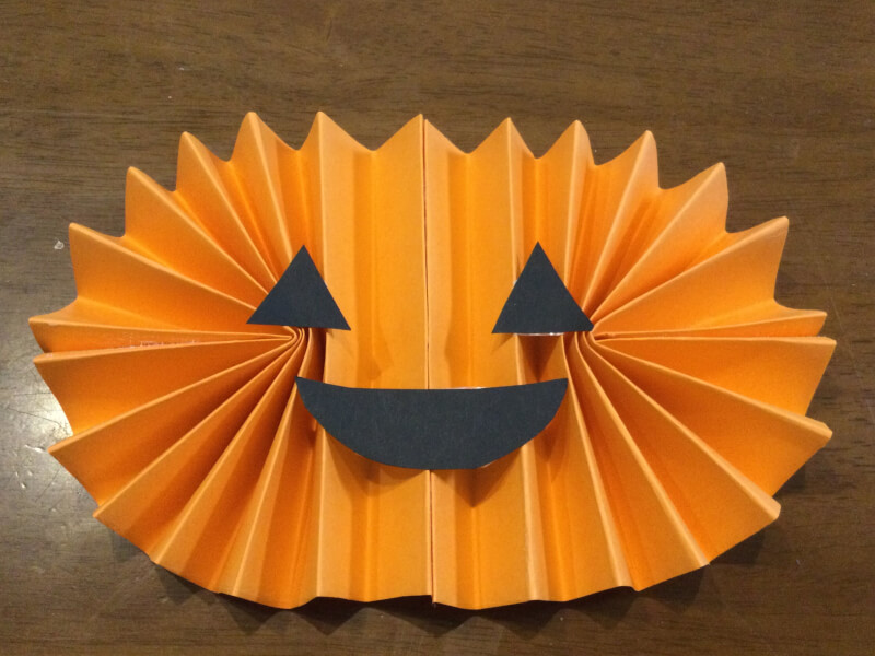 ハロウィンの製作でかぼちゃの顔を作っている写真