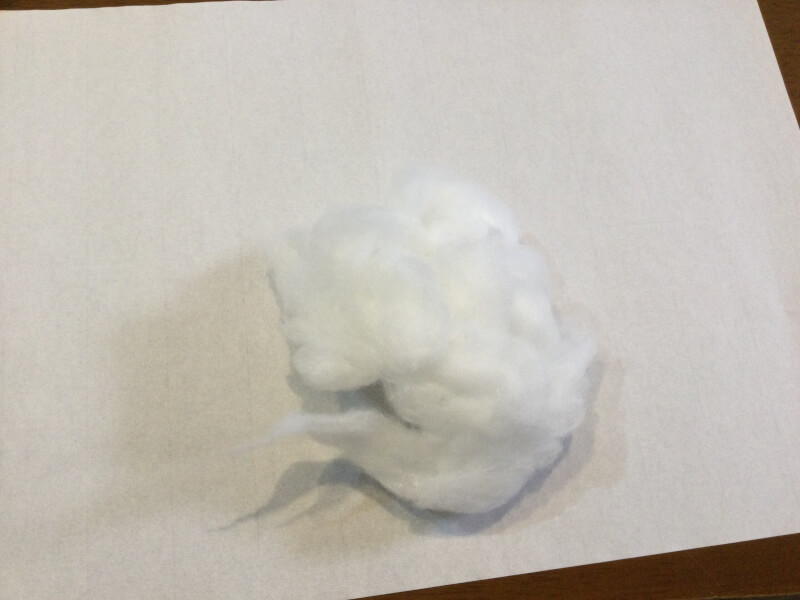 ハロウィンの製作で半紙に綿を乗せている写真