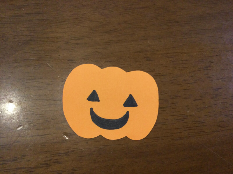 ハロウィンの製作でかぼちゃをつくっている写真