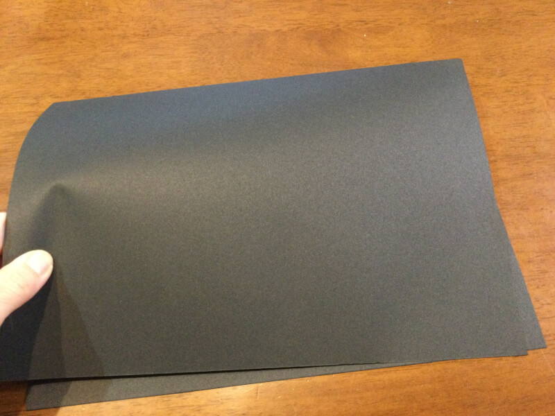 ハロウィンの製作で画用紙を半分に折っている写真