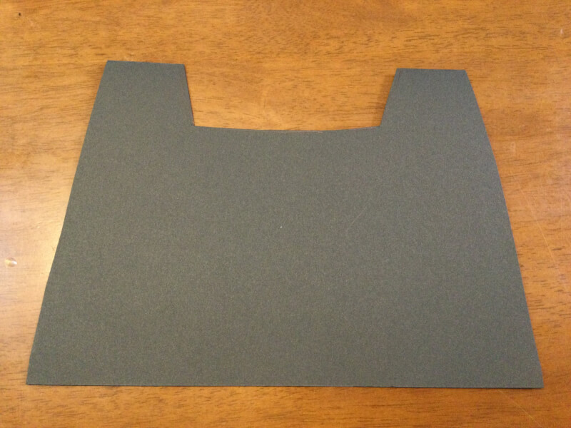 ハロウィンの製作で画用紙を猫の形に切っている写真
