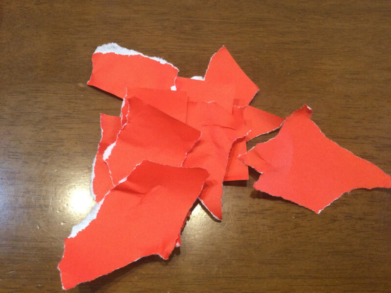 クリスマスの製作で折り紙をちぎっている写真