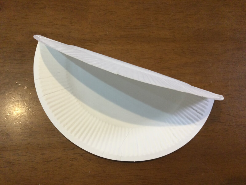 子どもの日の製作で紙皿を折っている写真