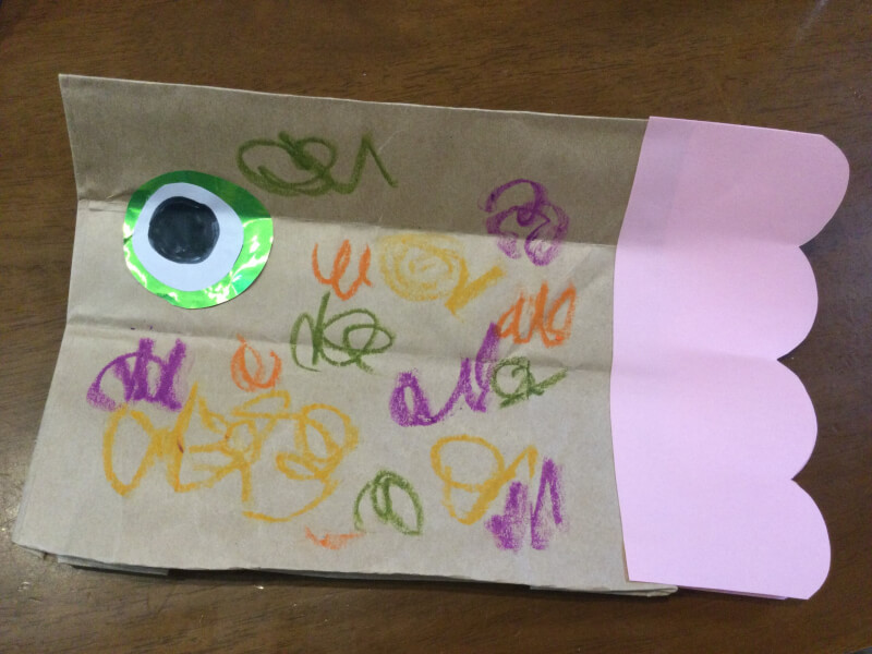 子どもの日の製作でクレヨンで模様を描いている写真