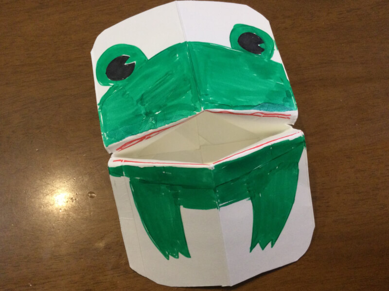 親子製作でカエルの絵を描いている写真